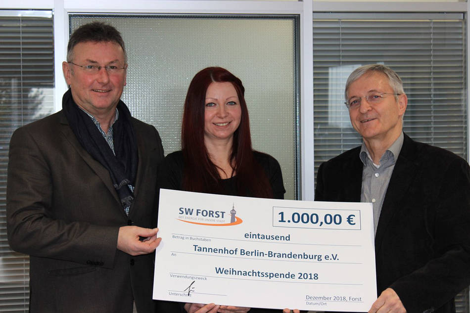 SWF Geschäftsführer Wolfgang Gäbler (rechts im Bild) bei der Übergabe des Schecks an Micheal Leydecker und Suchtberaterin Christin Rattey