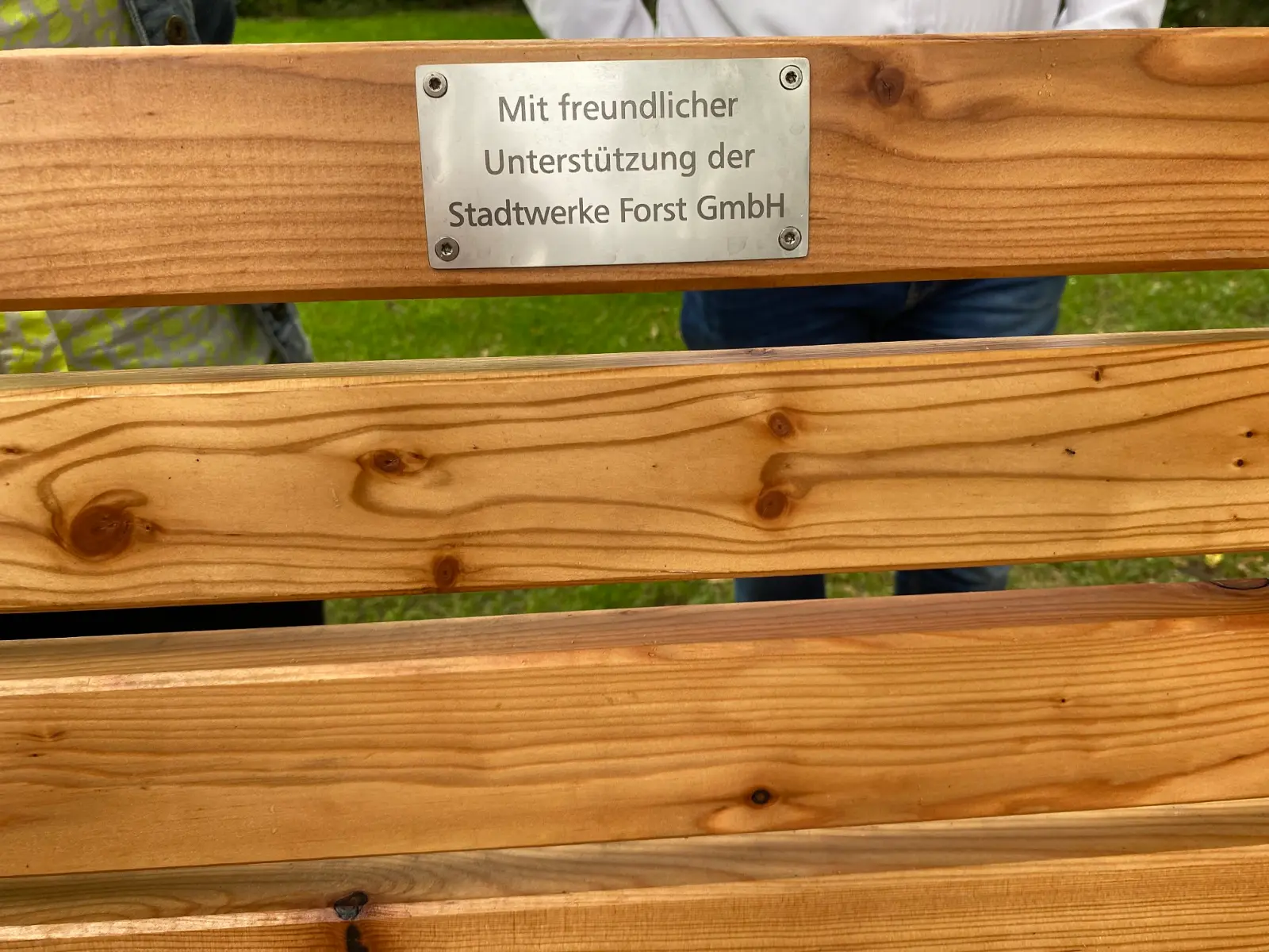 Plakette mit der Aufschrift 