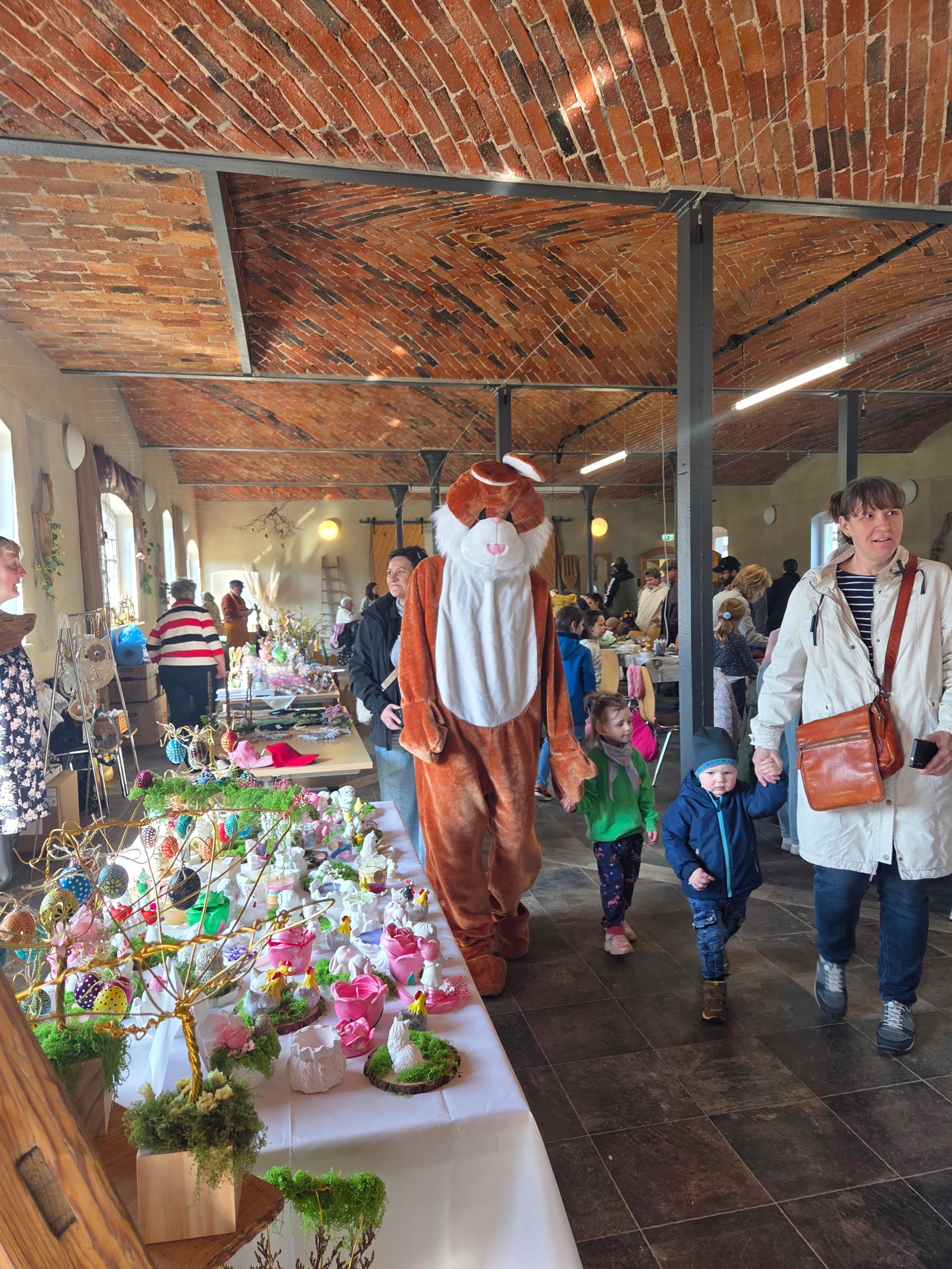 Im Kuhstall gibt es kleine Verkaufsstände zum Stöbern für die Gäste