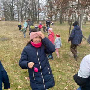 Kinder suchen mit ihren Eltern Ostereier