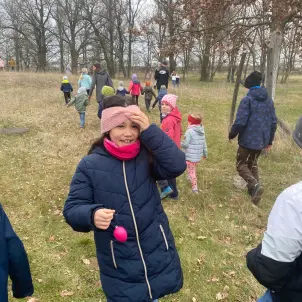 Kinder suchen mit ihren Eltern Ostereier