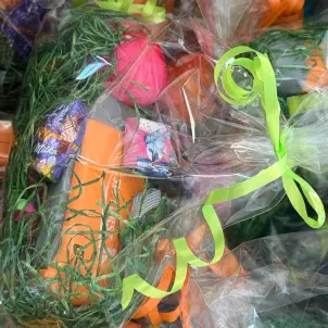 Süßigkeiten in durchsichtigem Geschenkpapier verpackt
