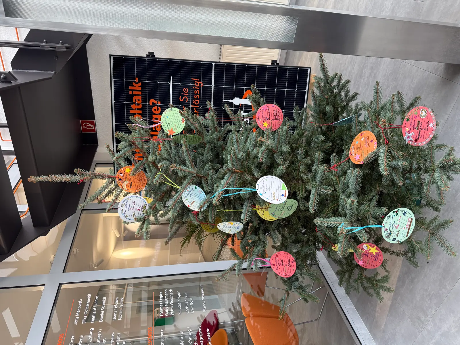 Tannenbaum mit beschrifteten Blättern in der Optik von Weihnachtsbaumkugeln