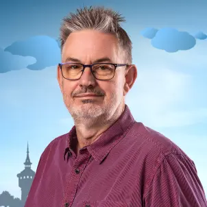 Diethard Heinze, Technischer Leiter und Prokurist, trägt Anzug und Hemd und schaut in die Kamera