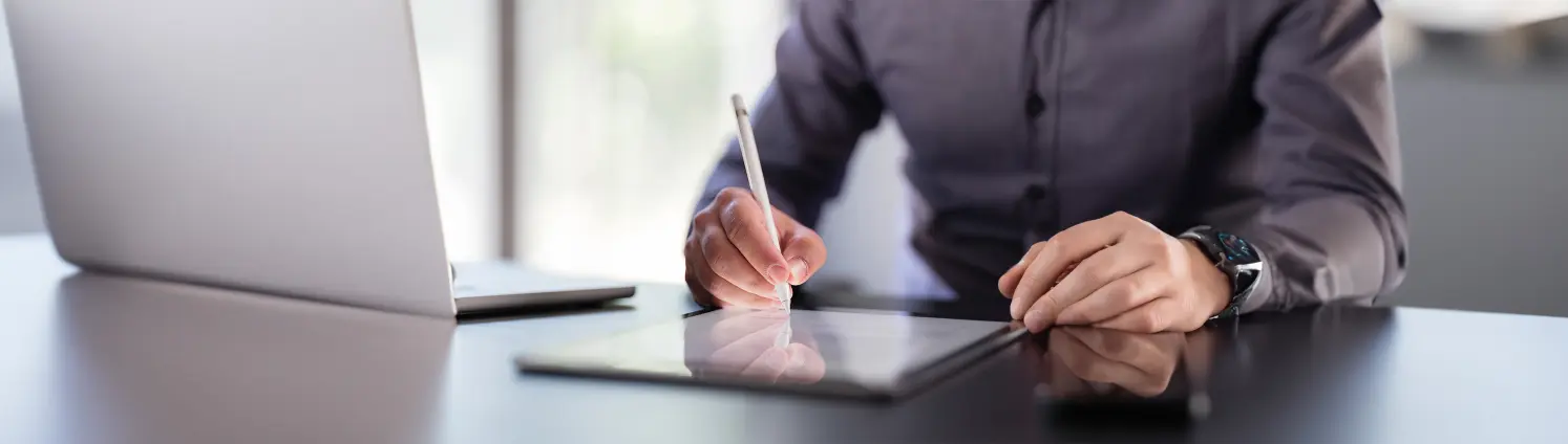 Geschäftsmann unterzeichnet digitalen Vertrag auf Tablet-PC. Bild mit KI erstellt.