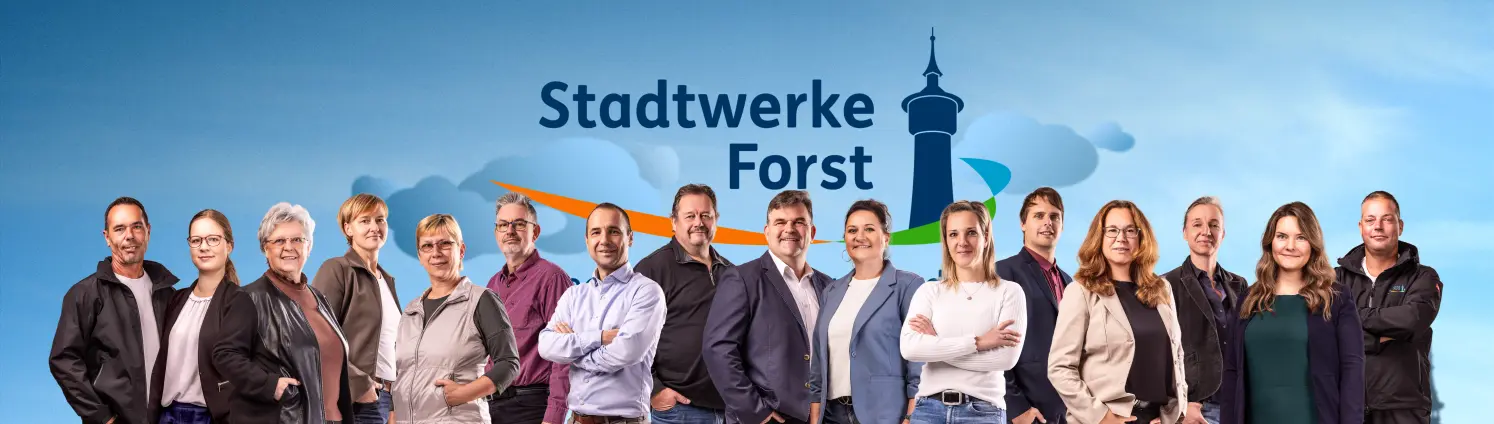 14 Menschen nebeneinander in Business-Outfits oder leger gekleidet lächeln in die Kamera
