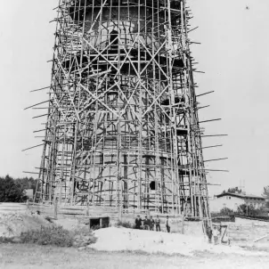 Bau des Wasserturms der Stadtwerke Forst Anfang des 20. Jahrhunderts.
